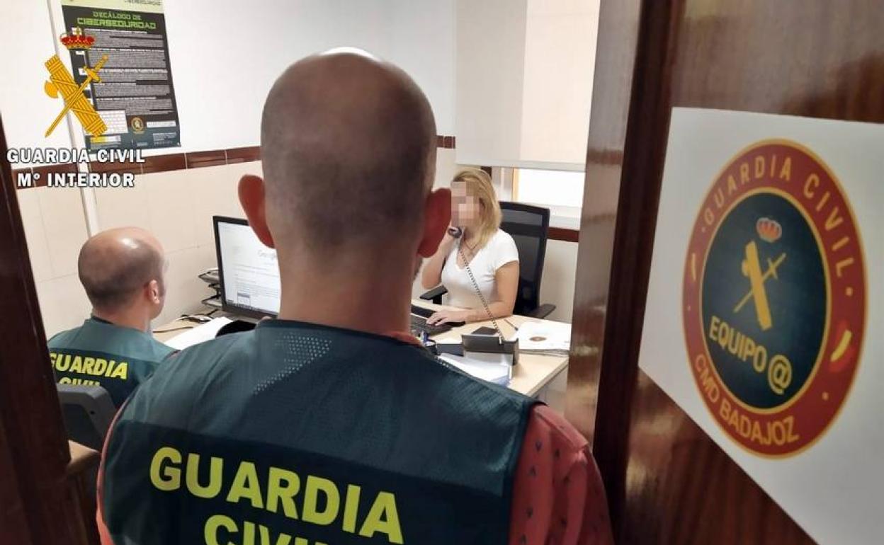 Sucesos: Investigan a cuatro ciberdelincuentes por estafar 12.500 euros a vecinos de La Parra y Novelda del Guadiana