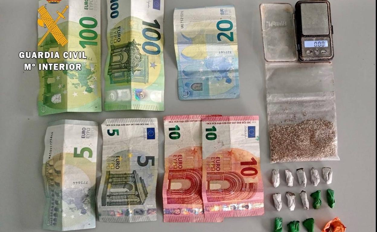 Dinero y droga incautada.