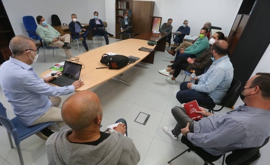 Reunión en abirl del año pasado en la sede regional de la UGT en Mérida de la mesa negociadora del convenio del campo. 