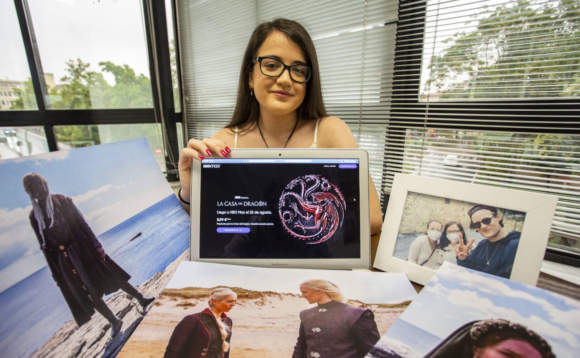 María Arias muestra su foto con Matt Smith e imágenes promocionales de la serie. 