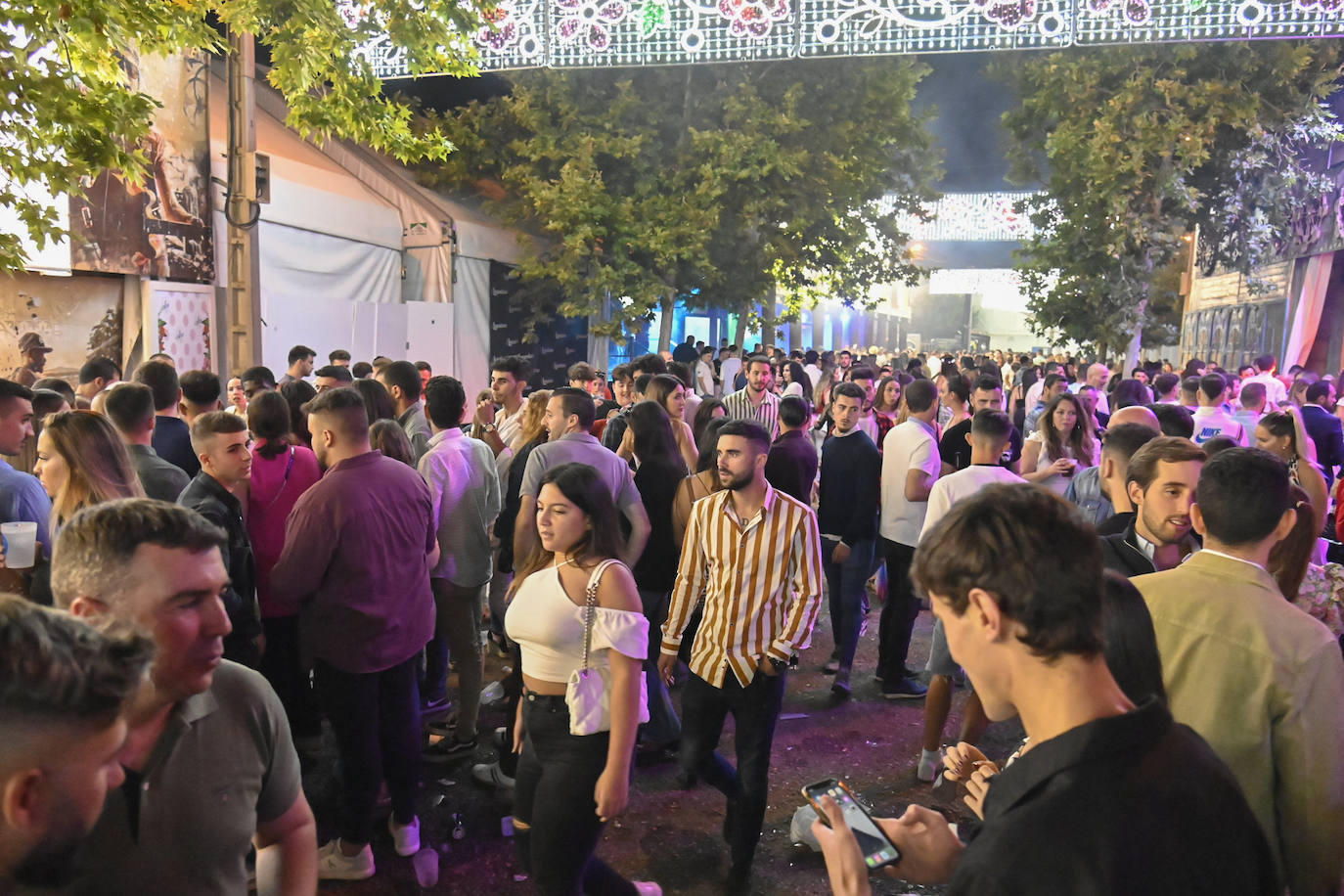 Fotos: Gran ambiente en el ferial en la noche de San Juan