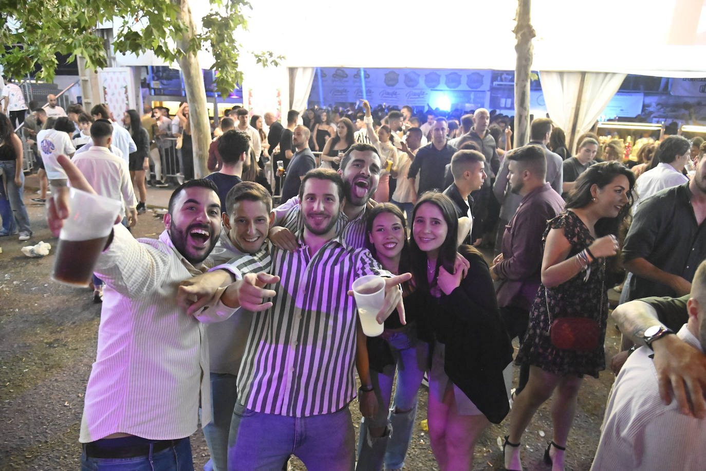 Fotos: Gran ambiente en el ferial en la noche de San Juan