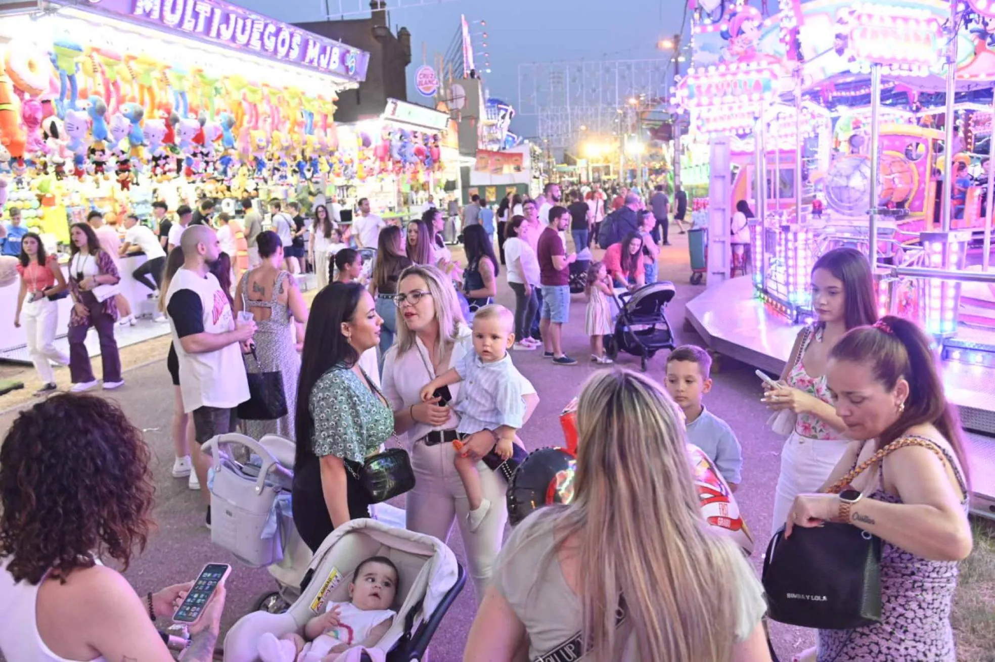 Imagen del ambiente enla zona de cacharritosde la Feria de San Juan. 