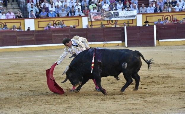 Ferrera con el tercero de la tarde, al que cortó las dos orejas. 