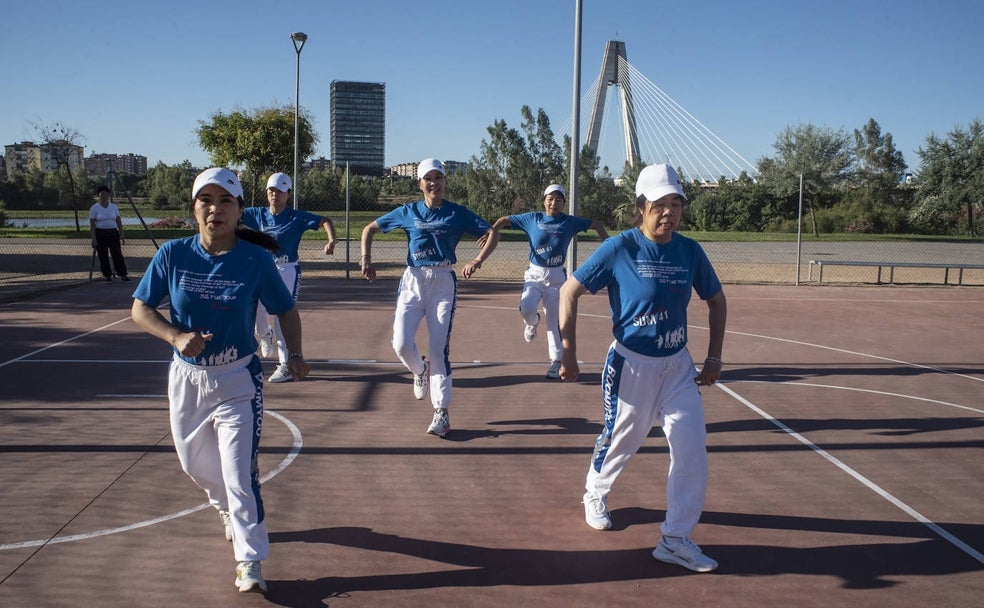 Yulan Wi, Haili Wu, Limei Mao, Lizhen Mao y Junlian Chen bailan el 'Ye Bu', o así suena de su boca esta disciplina que une deporte y música cada fin de semana en el parque del río. 
