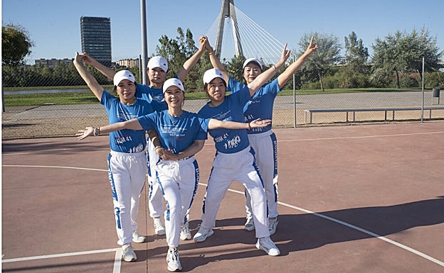 Las cinco amigas tienen a un monitor que les guía los entrenamientos desde China por videoconferencia. 