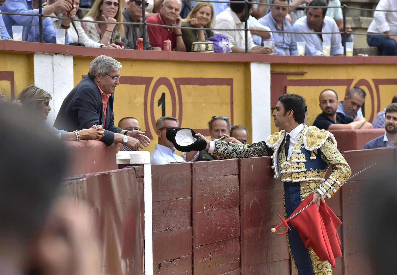 Fotos: El ganado desluce la encerrona de Perera en Badajoz
