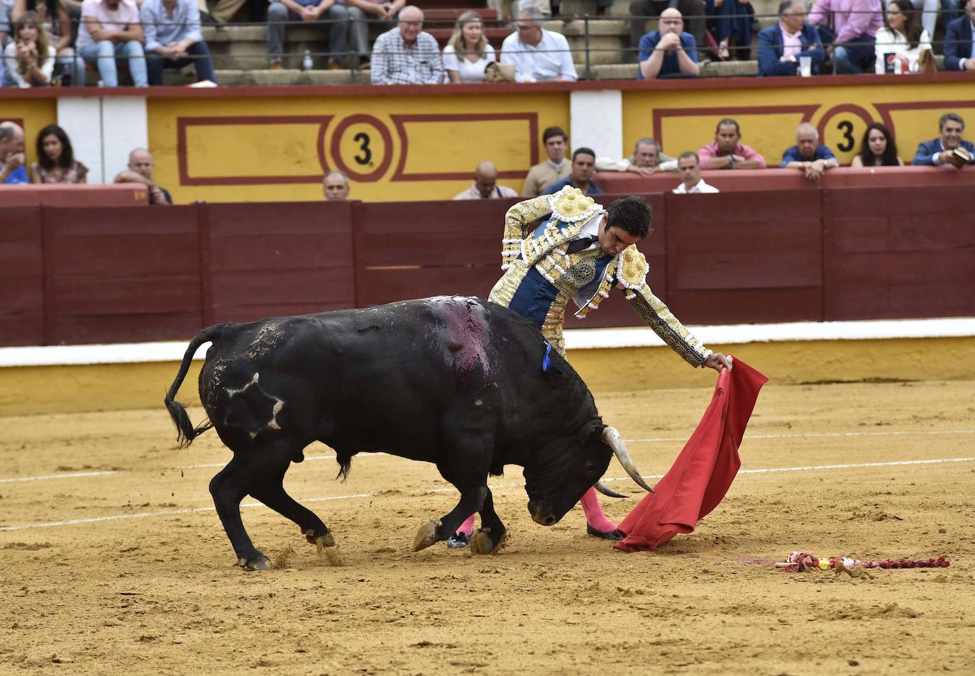 Fotos: El ganado desluce la encerrona de Perera en Badajoz