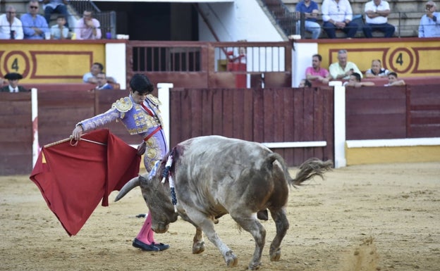 Sergio Sánchez realiza una bernadina al tercer novillo, el mejor de la tarde. 