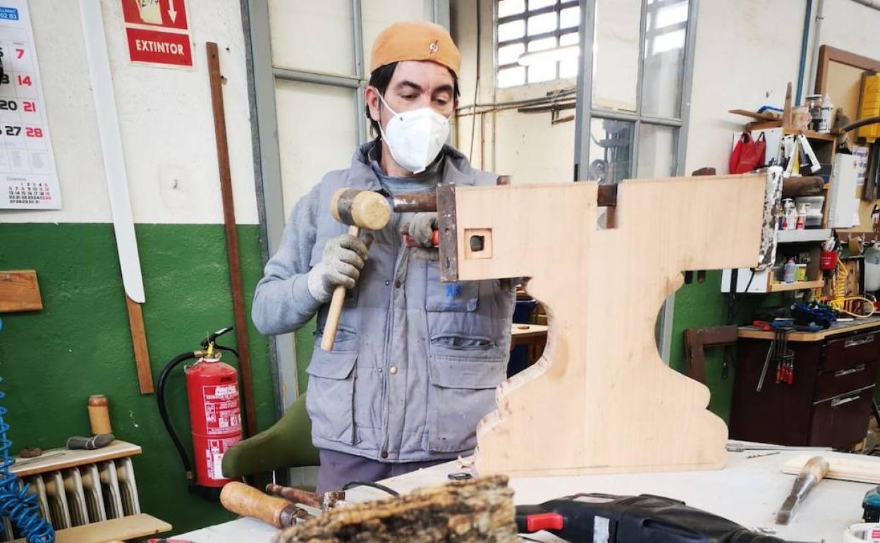 Jorge Peguero, oficial de carpintería de la Diputación, trabaja en las nuevas melenas. 