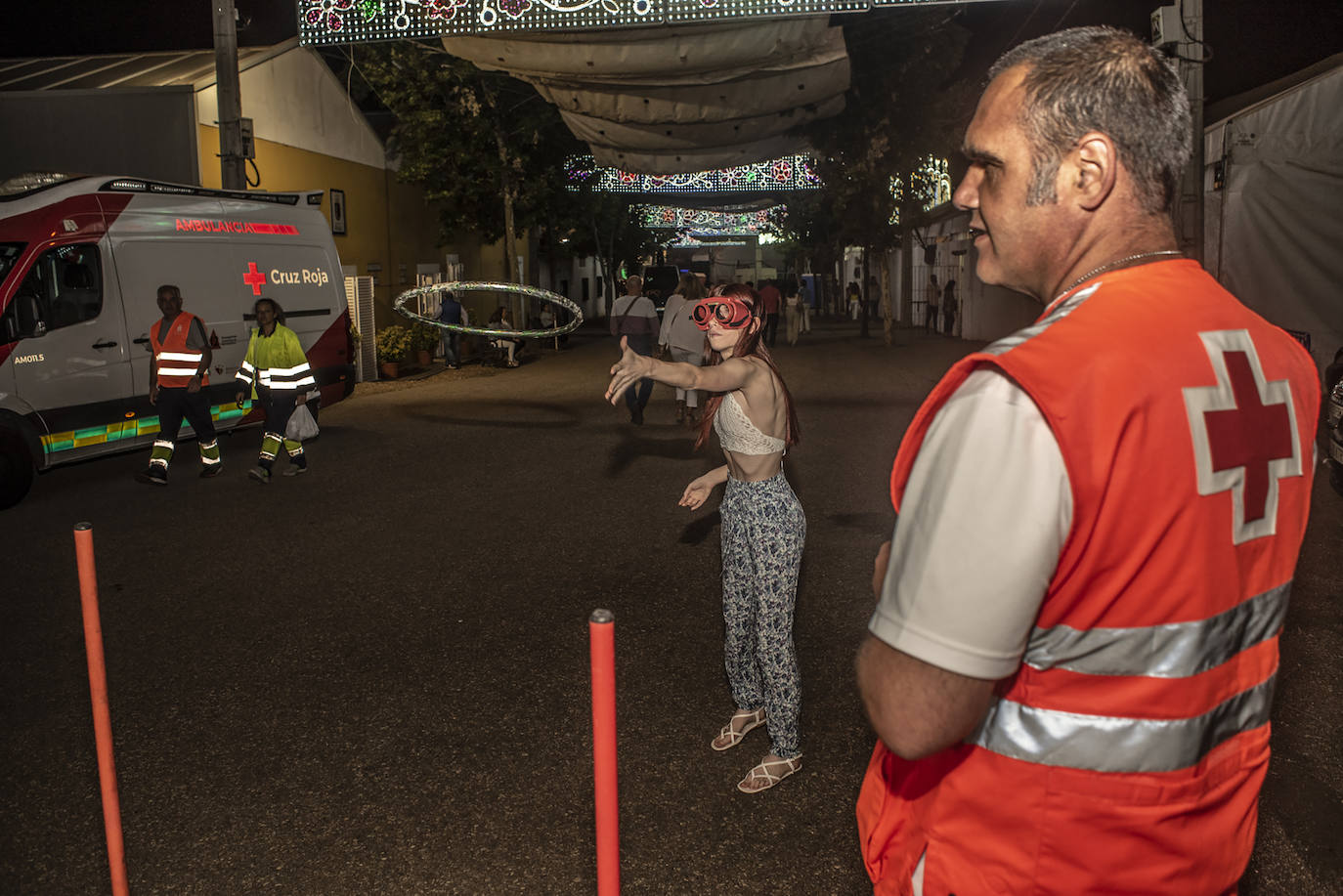 Fotos: HOY pasa una noche con los voluntarios de Cruz Roja en la feria de Badajoz