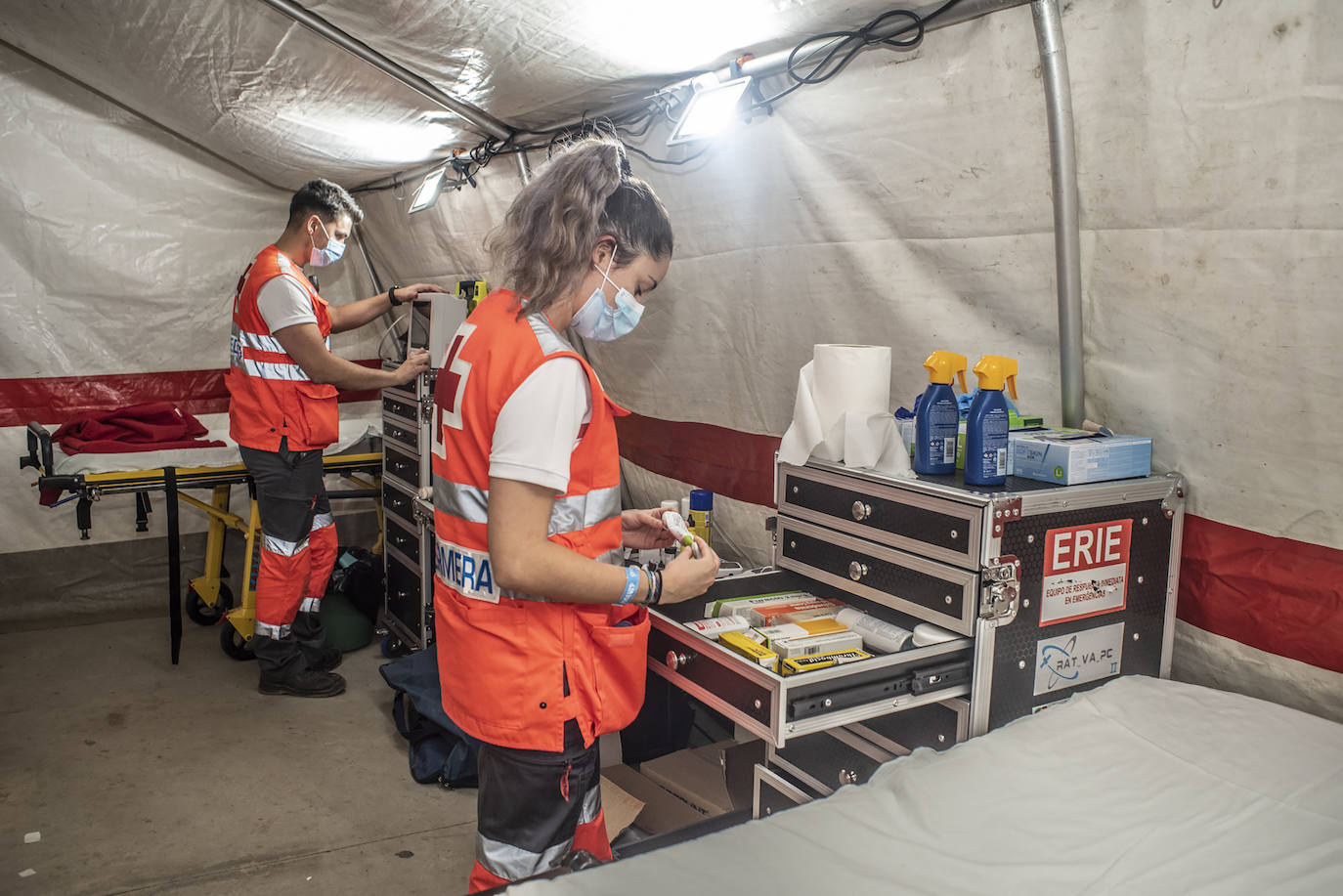 Fotos: HOY pasa una noche con los voluntarios de Cruz Roja en la feria de Badajoz