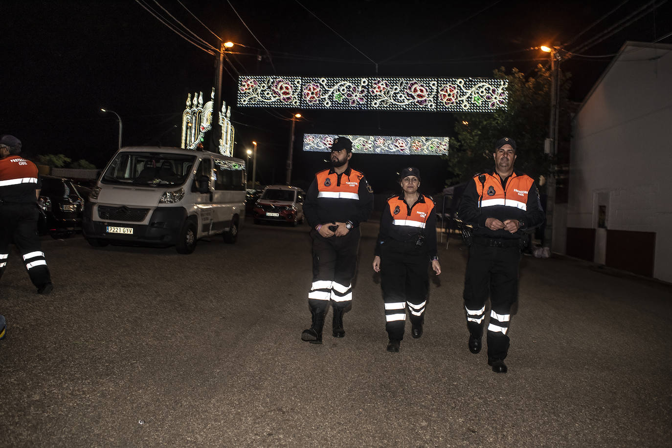 Fotos: HOY pasa una noche con los voluntarios de Cruz Roja en la feria de Badajoz