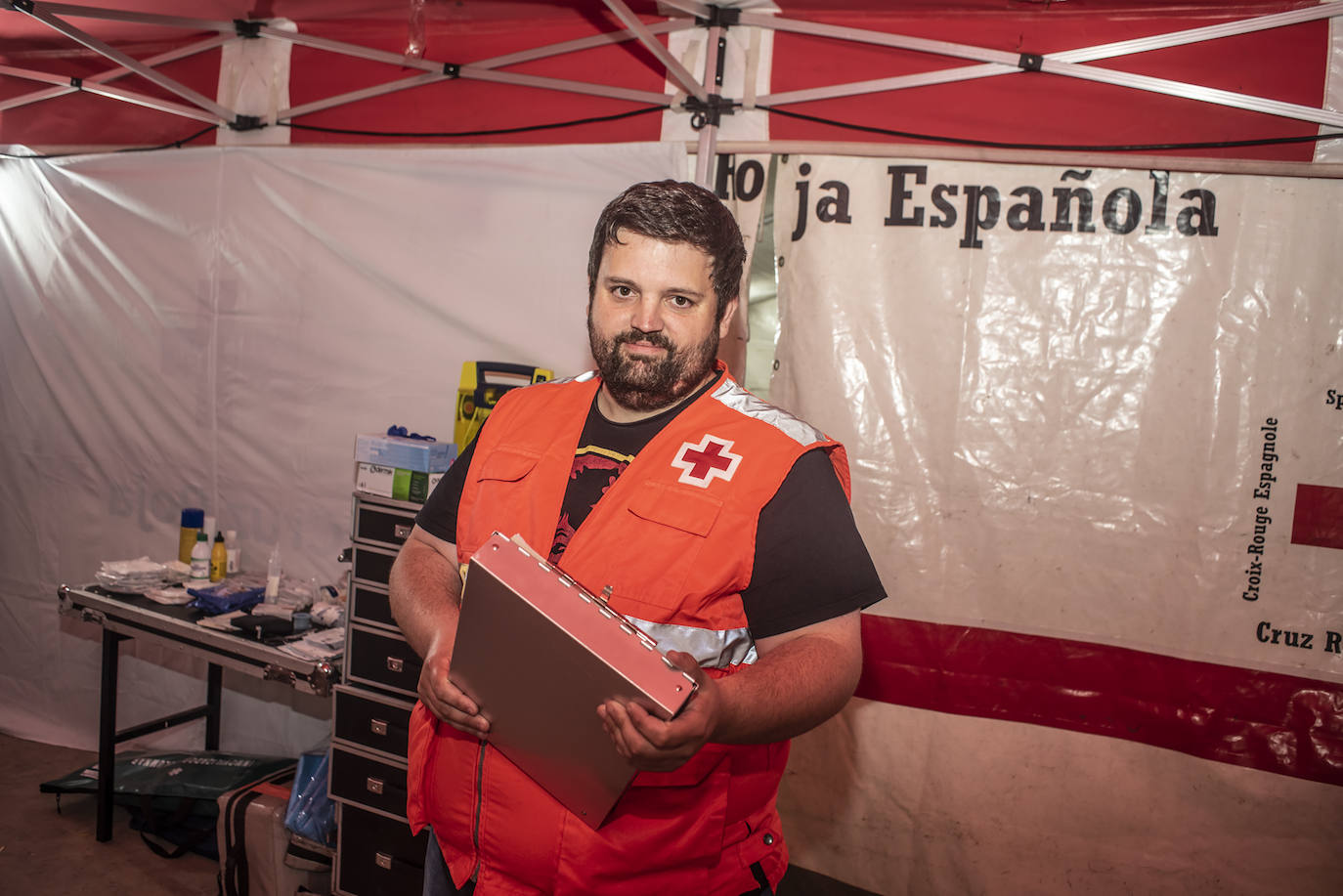 Fotos: HOY pasa una noche con los voluntarios de Cruz Roja en la feria de Badajoz