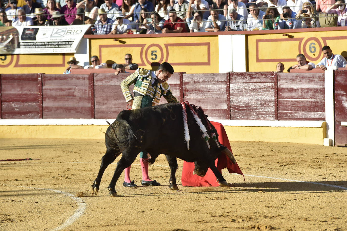 Fotos: Dos orejas para Ferrera en un nuevo fiasco de Zalduendo en Badajoz