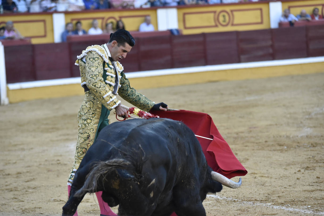 Fotos: Dos orejas para Ferrera en un nuevo fiasco de Zalduendo en Badajoz