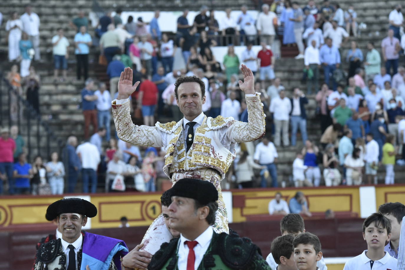 Fotos: Dos orejas para Ferrera en un nuevo fiasco de Zalduendo en Badajoz