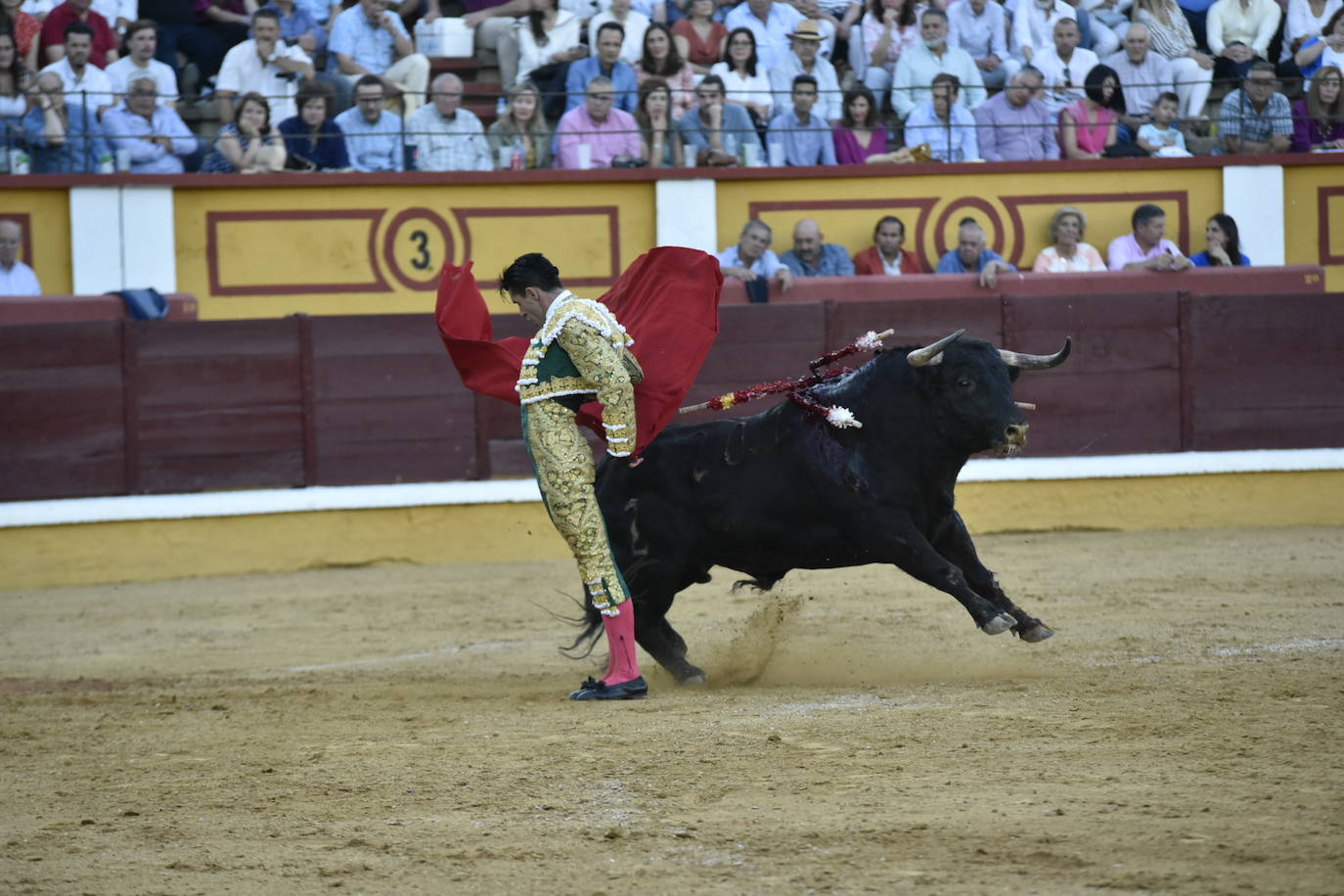 Fotos: Dos orejas para Ferrera en un nuevo fiasco de Zalduendo en Badajoz