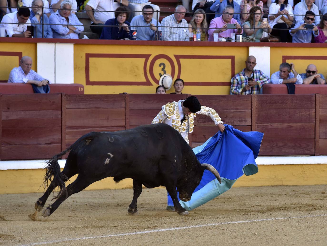 Fotos: Dos orejas para Ferrera en un nuevo fiasco de Zalduendo en Badajoz