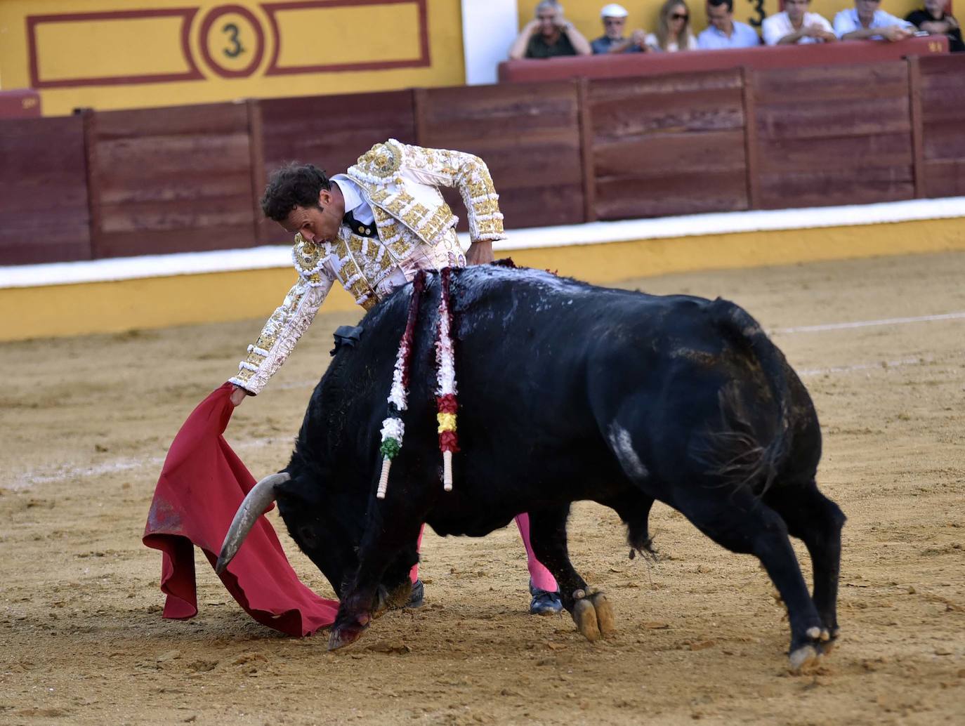 Fotos: Dos orejas para Ferrera en un nuevo fiasco de Zalduendo en Badajoz