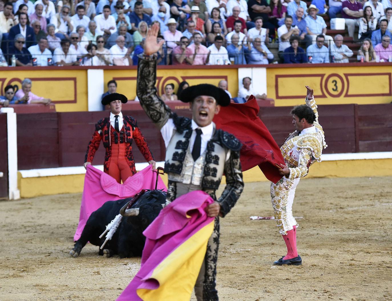 Fotos: Dos orejas para Ferrera en un nuevo fiasco de Zalduendo en Badajoz