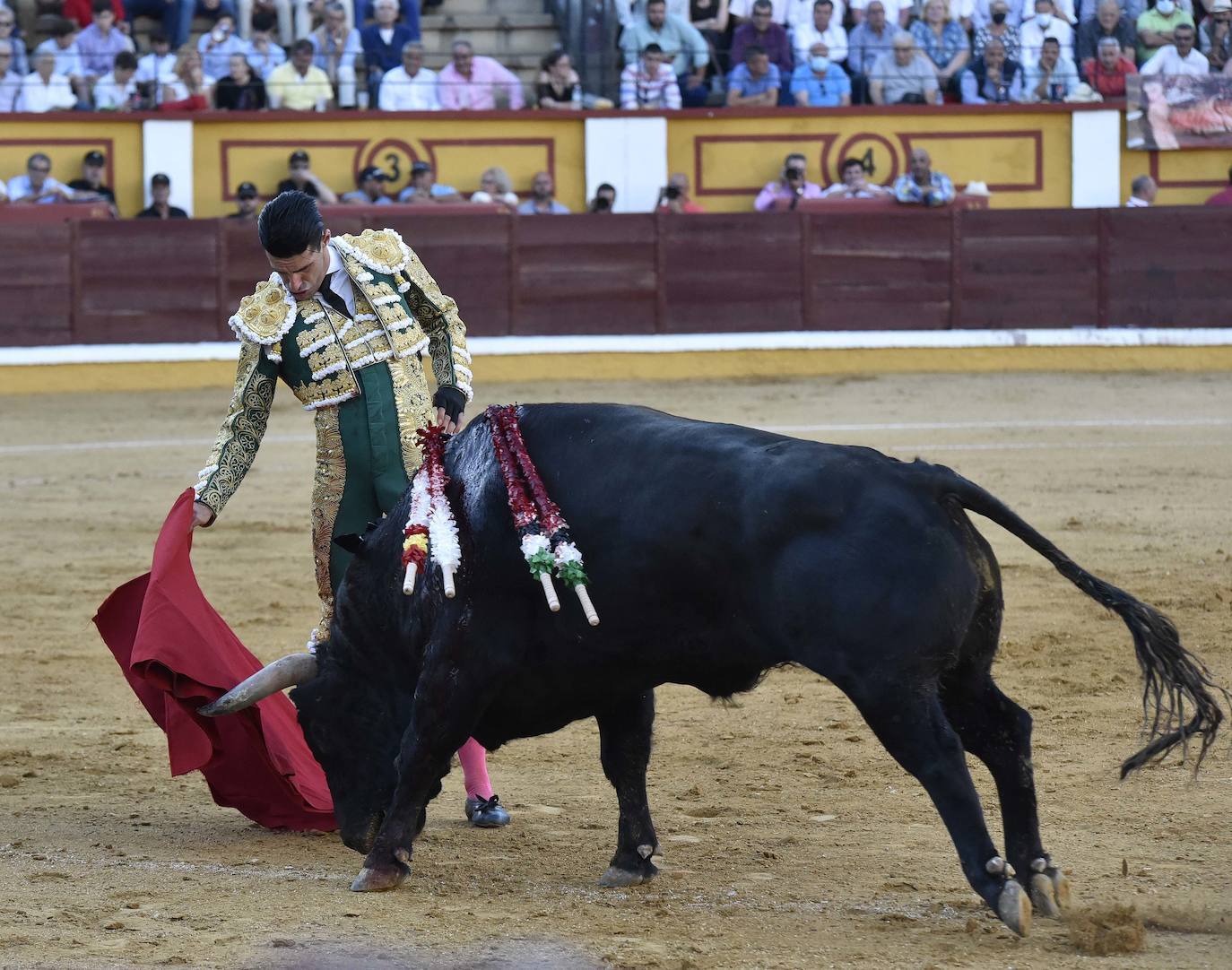 Fotos: Dos orejas para Ferrera en un nuevo fiasco de Zalduendo en Badajoz