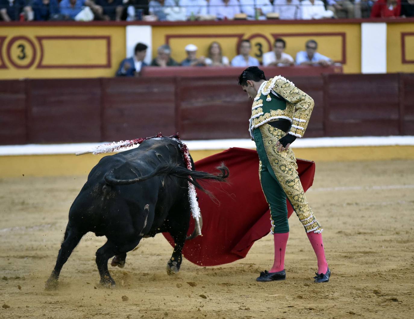 Fotos: Dos orejas para Ferrera en un nuevo fiasco de Zalduendo en Badajoz