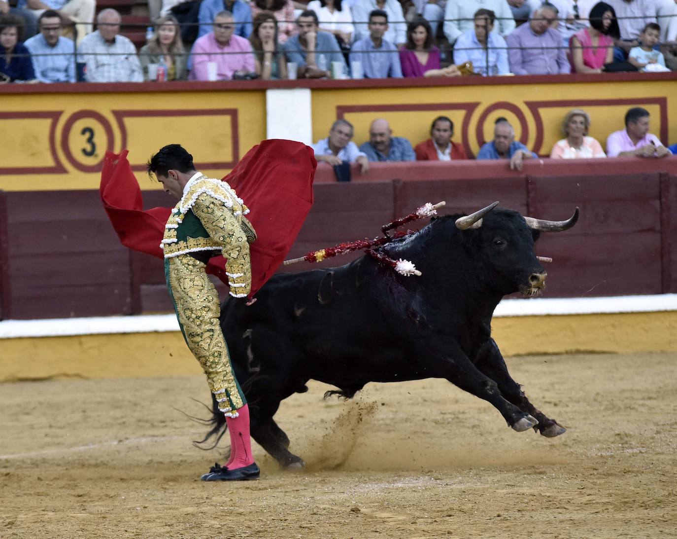 Fotos: Dos orejas para Ferrera en un nuevo fiasco de Zalduendo en Badajoz