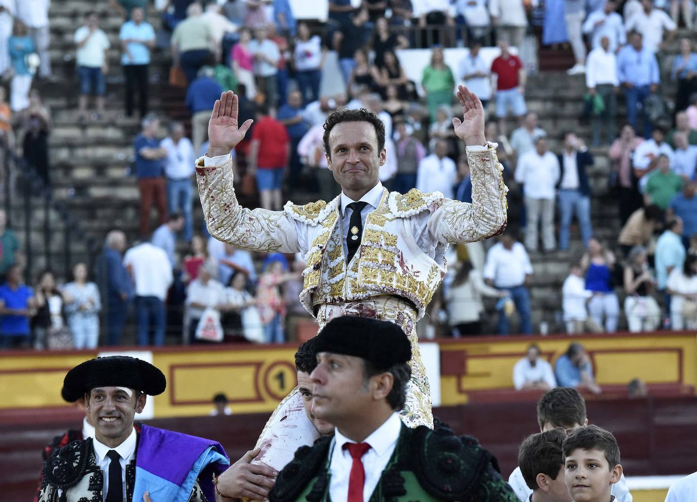 Fotos: Dos orejas para Ferrera en un nuevo fiasco de Zalduendo en Badajoz