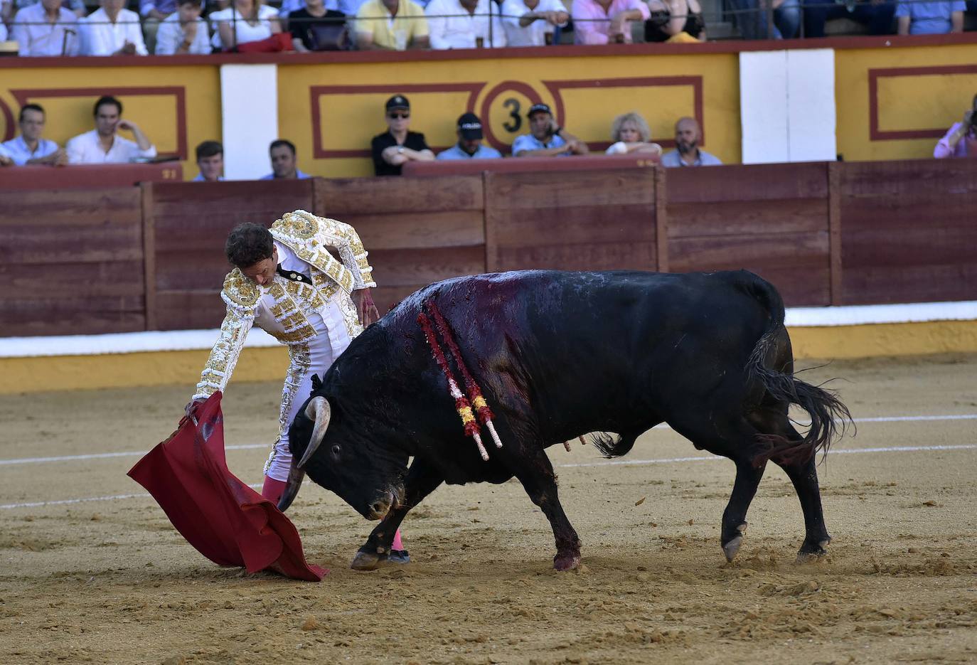 Fotos: Dos orejas para Ferrera en un nuevo fiasco de Zalduendo en Badajoz