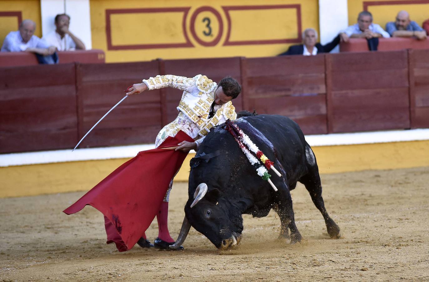 Fotos: Dos orejas para Ferrera en un nuevo fiasco de Zalduendo en Badajoz