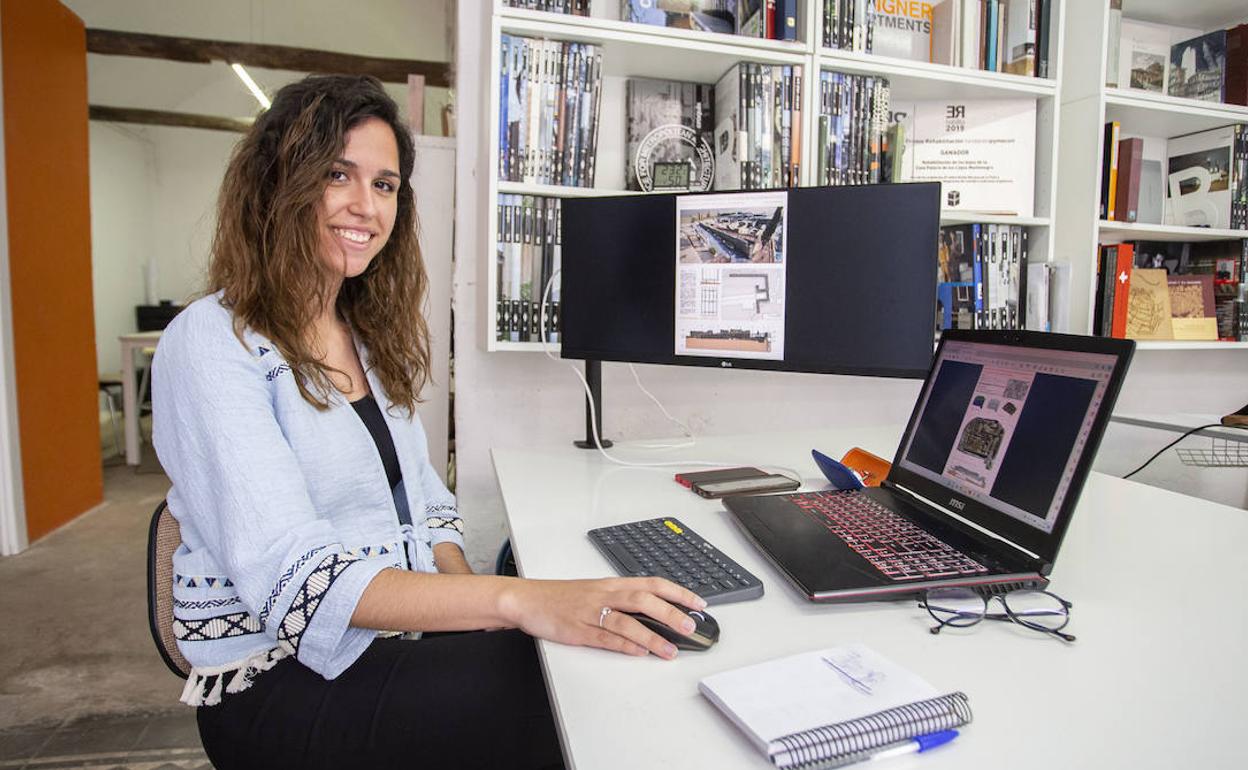Elena Gómez, en el estudio de arquitectura donde trabaja en la actualidad. 