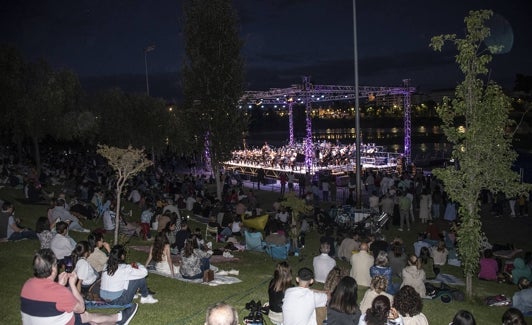 Concierto de la OEx en el parque del río. 