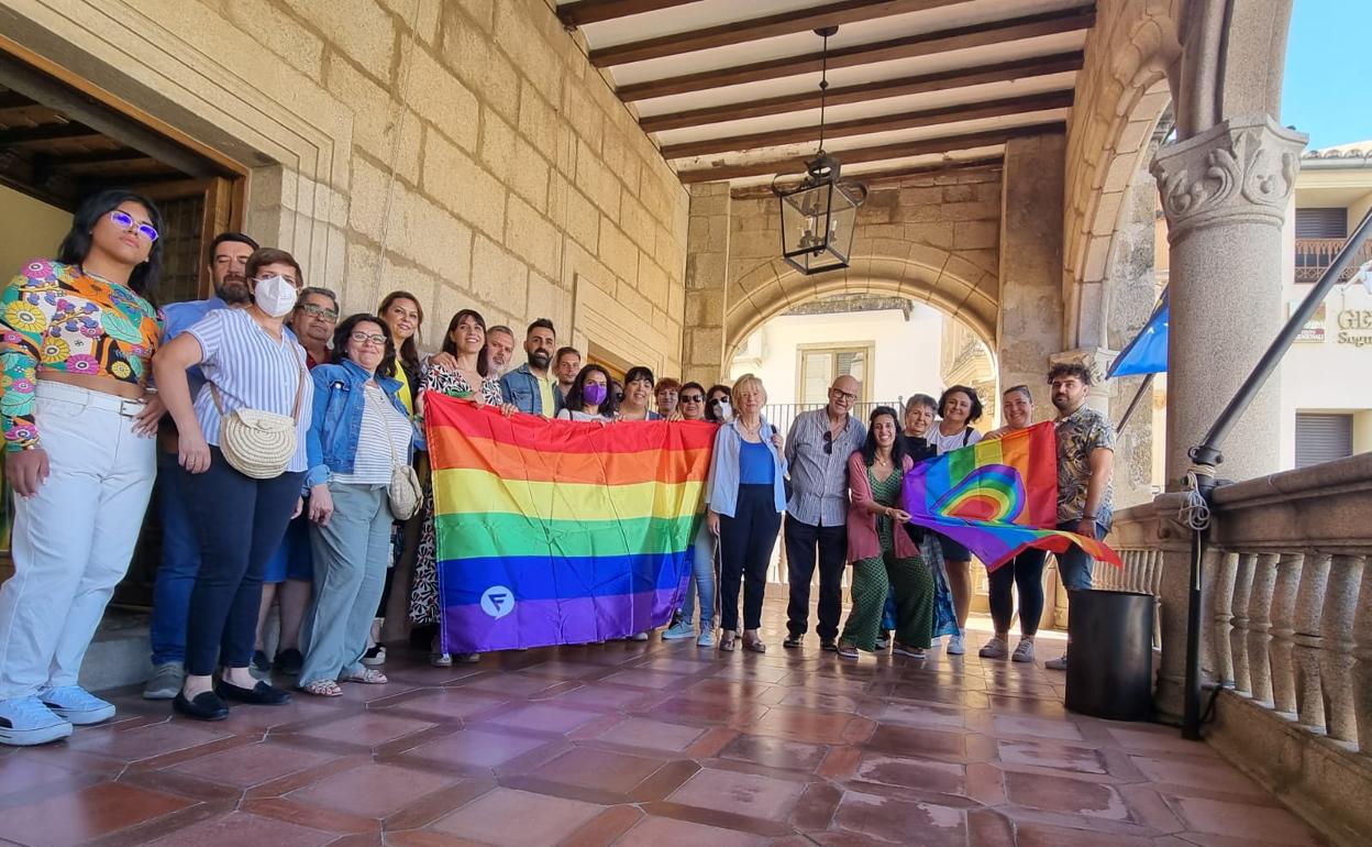 Foto de familia de los participantes en el acto institucional celebrado en el Ayuntamiento. 