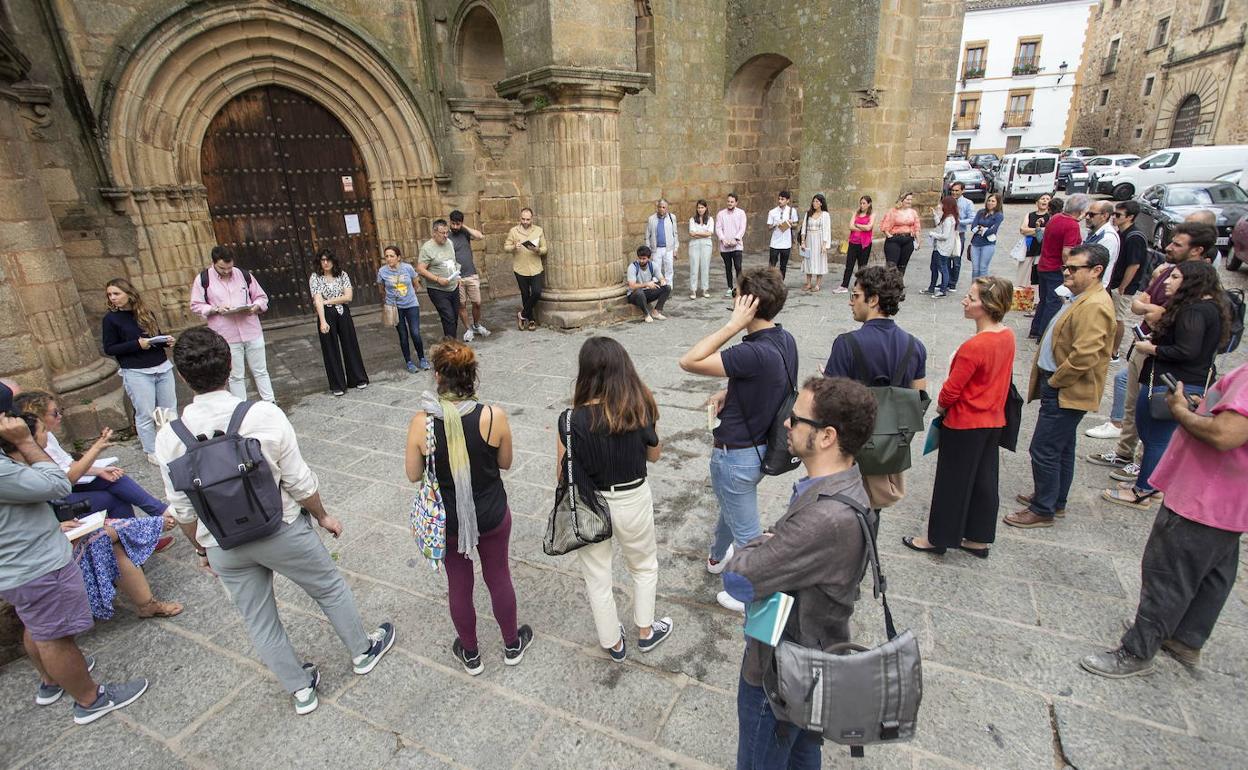 Visita organizada para arquitectos a la Plaza de Santiago. 