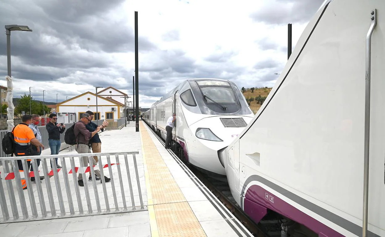 Trenes Alvia en la estación de Plasencia el pasado jueves en el viaje de pruebas de la nueva línea. 