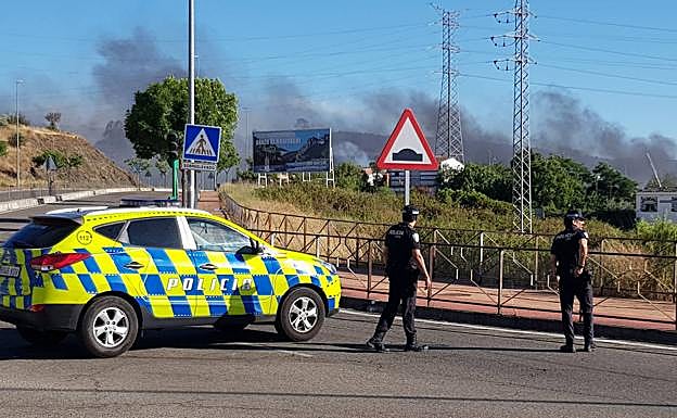 Imagen. La Policía Local controlando en entorno donde se ha originado el fuego que ha obligado a cerrar un carril de la circunvalación sur. 