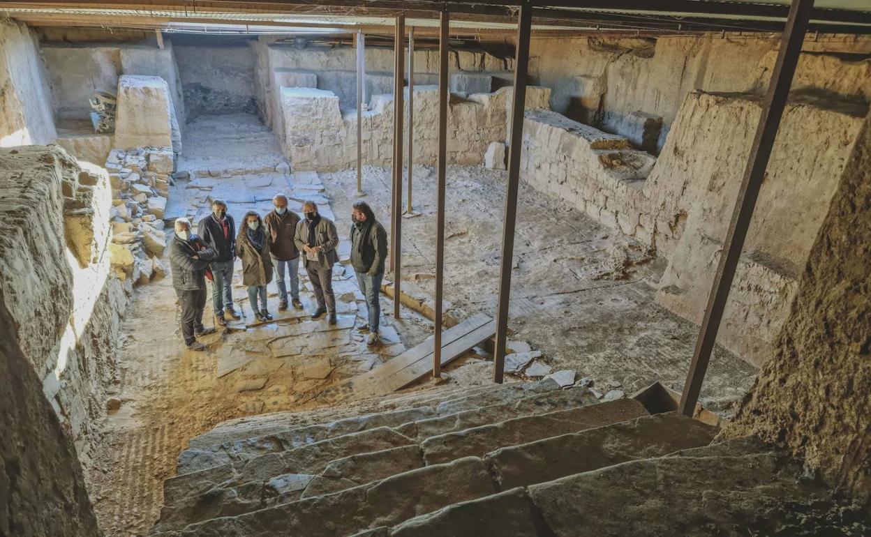 Los arqueólogos y el consejero Rafael España en enero pasado en el patio más famoso del yacimiento de Casas del Turuñuelo. 