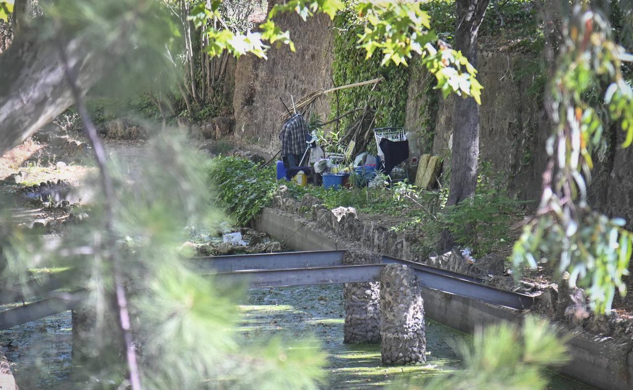 El campamento en el que se ha instalado un sintecho en el parque de la Legión. 