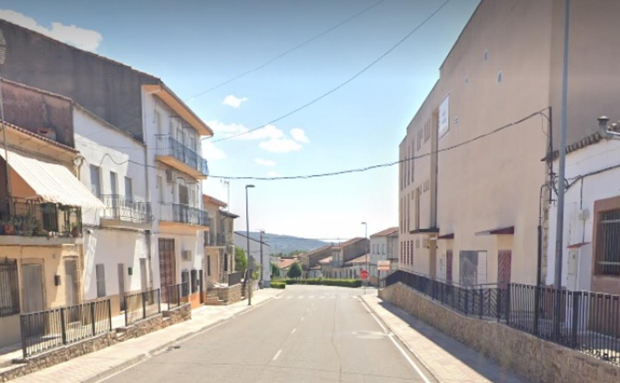 La casa de cultura de la localidad se encuentra a la derecha de la imagen. 