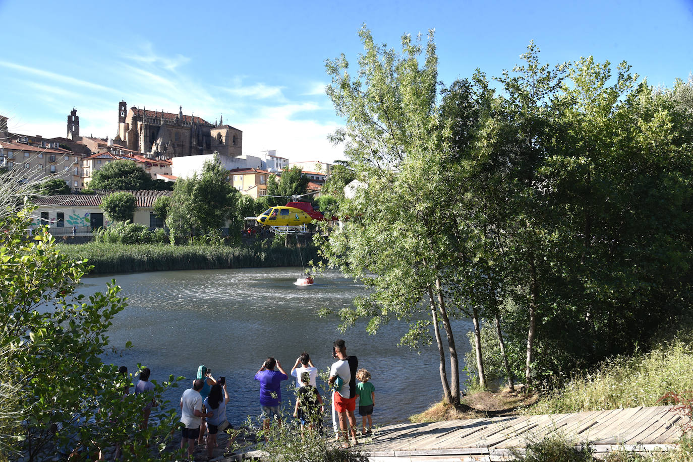 Fotos: Medio aéreos y terrestres luchan contra un incendio en Plasencia