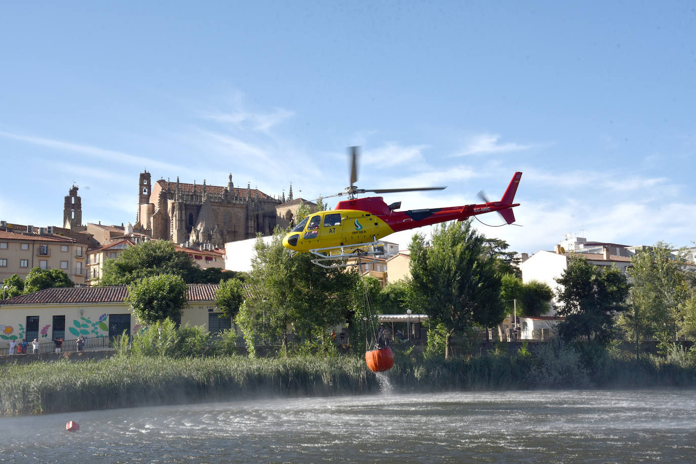 Fotos: Medio aéreos y terrestres luchan contra un incendio en Plasencia