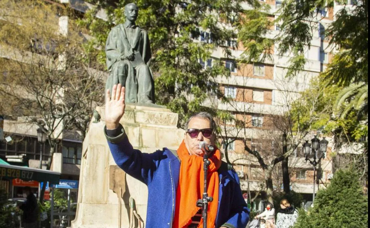 Pepe Extremadura actuando el último 6 de enero ante la estatua de Gabriel y Galán. 