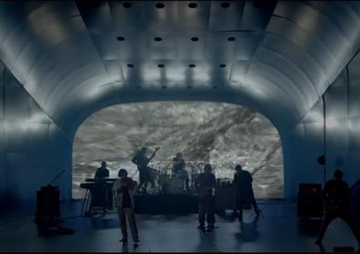 Imagen secundaria 1 - Arriba, el grupo con el Valle del Ambroz de fondo; abajo,en el Palacio de Congresos y a la derecha, Robe.