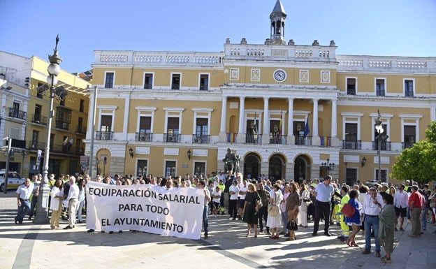 Concentración de trabajadores municipales antes del pleno del miércoles. 