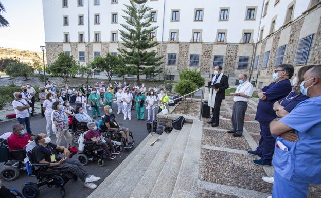 El obispo Jesús Pulido bendiciendo a los peregrinos, él también va a Lourdes. 