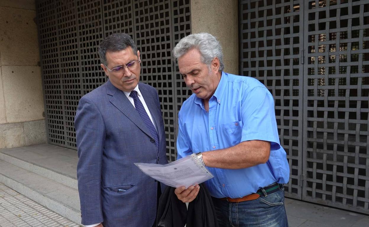 El acusado, José Luis Hinchado, con su abogado el día del juicio que finalmente se aplazó. 