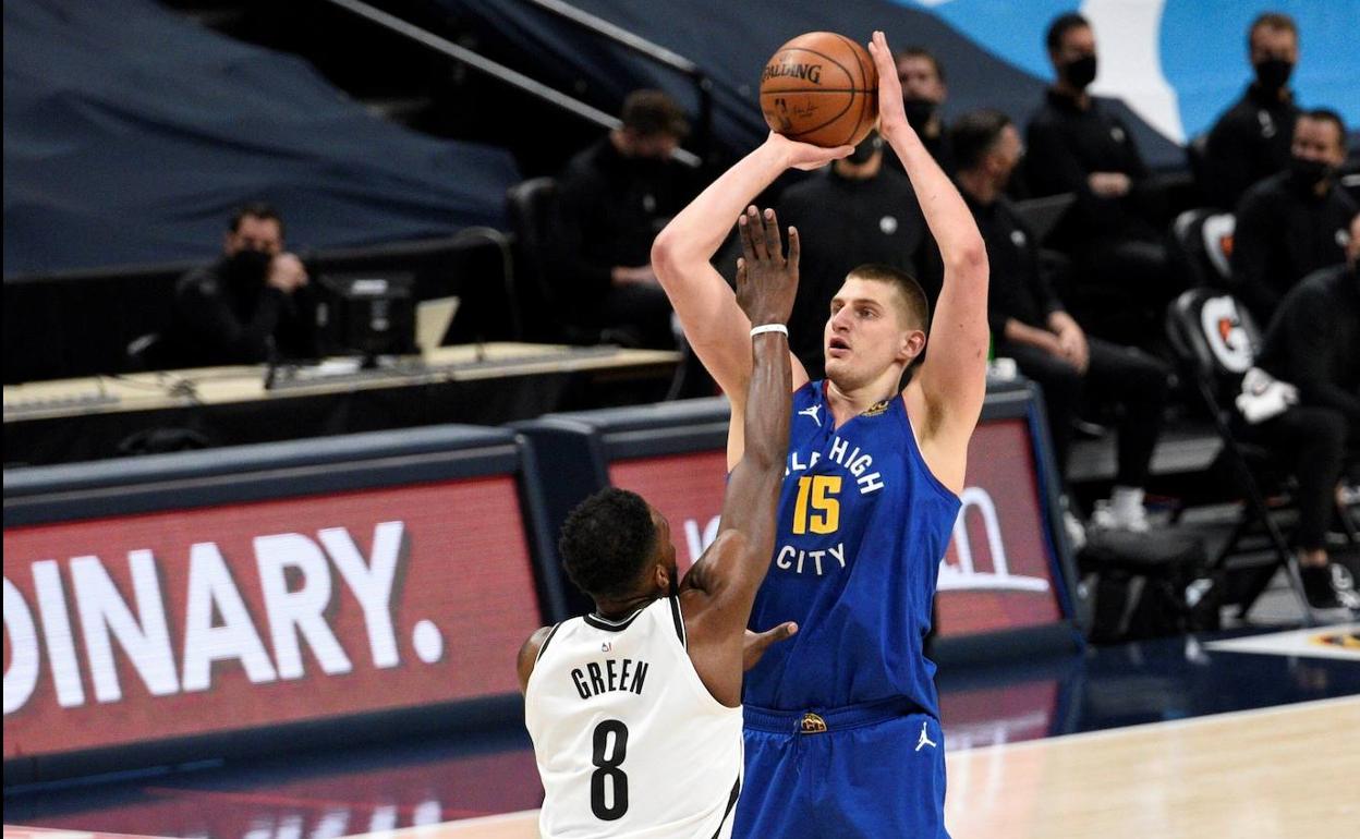 Nikola Jokic lanza a canasta. 