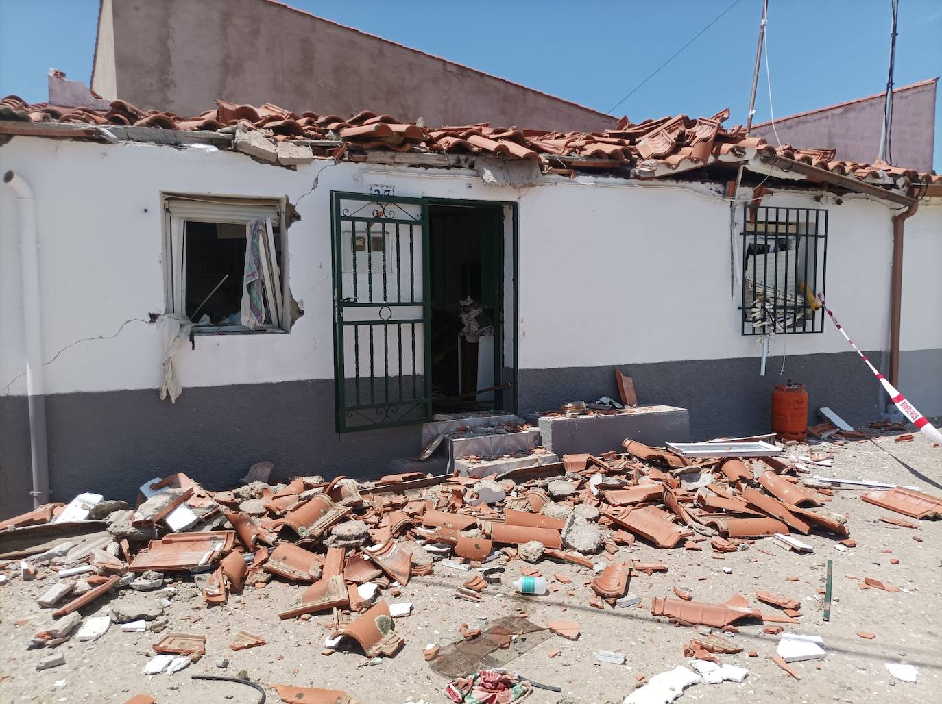 Estado en el que ha quedado la vivienda de Casas de Miravete en la que explosionó este sábado una bombona de butano