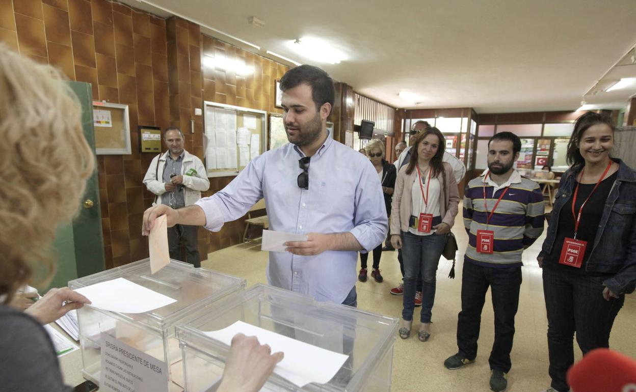 Luis Salaya votando en las elecciones municipales de mayo de 2019. 